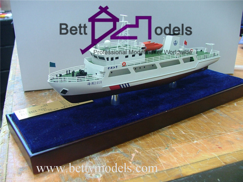 Modelos a escala de barcos chinos.